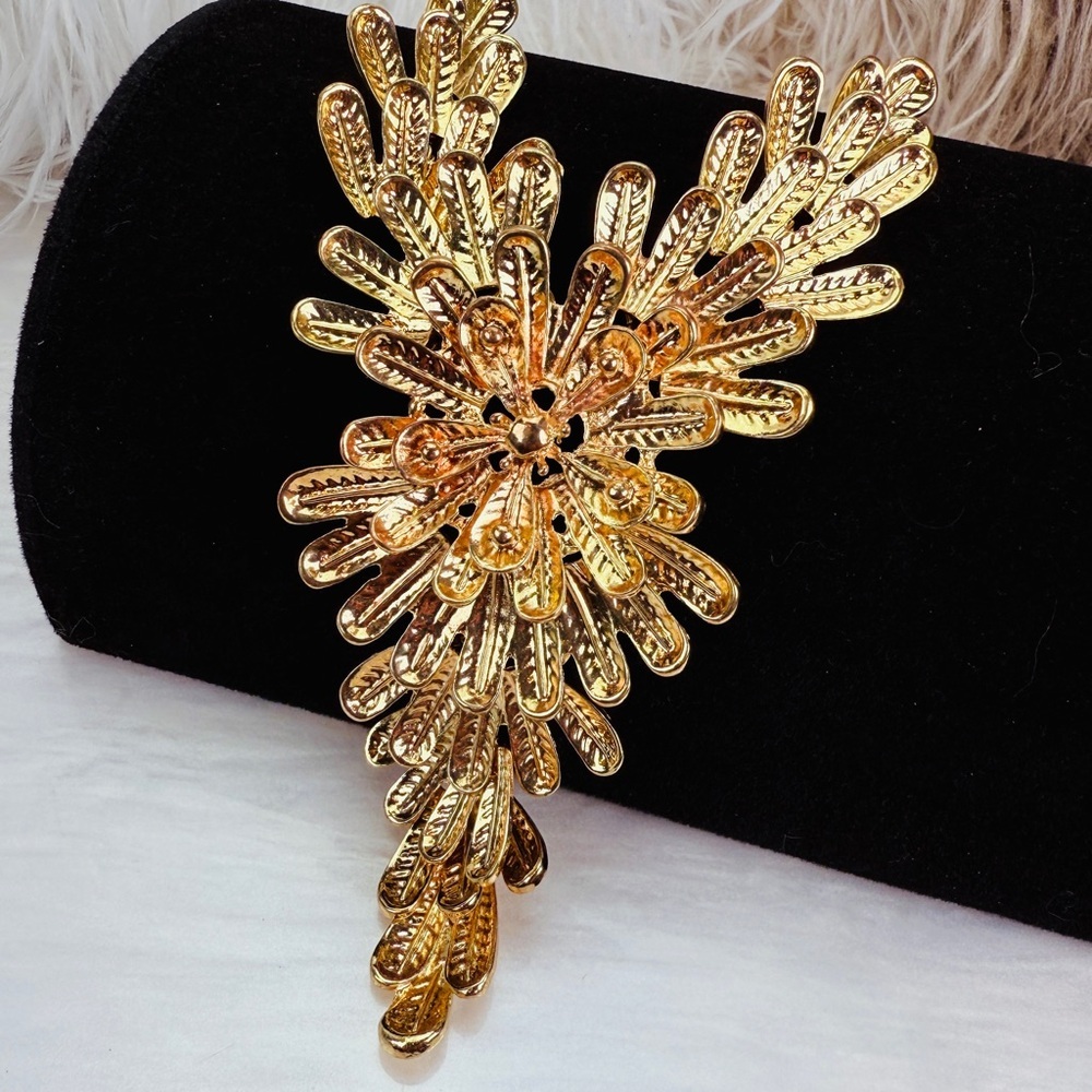 Vintage aged goldtone hinged statements necklace